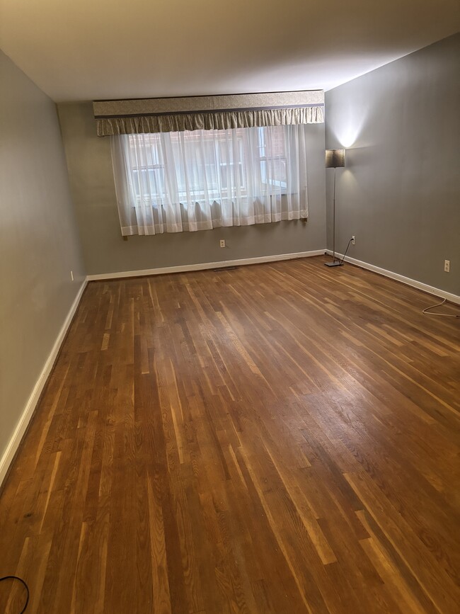 Building Photo - 3416 Grove Ave Unit #4