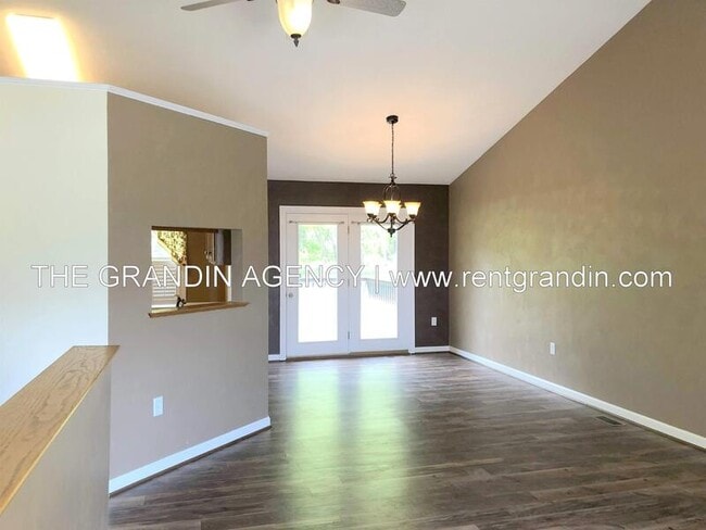 Photo - 1811 Meadows Ct