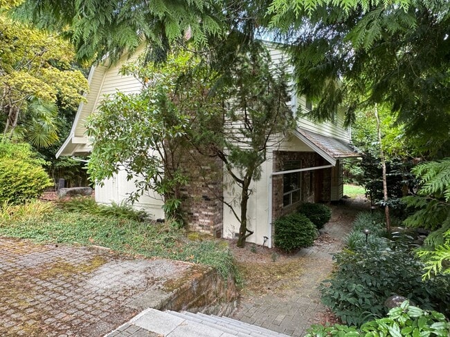 Building Photo - Beautiful and private Mercer Island Home