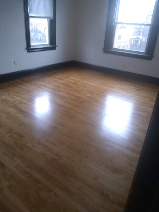Building Photo - 29 W 4th St Unit 3e Rental