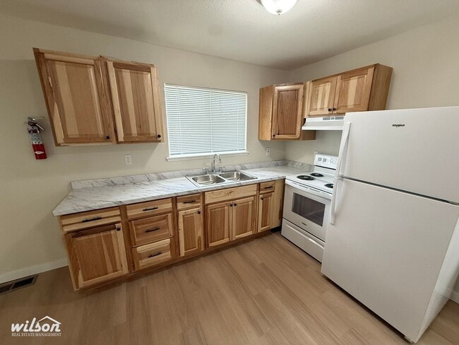 Building Photo - Price Drop! Updated 2 Bed /1 Bath Home with Spacious Yard!