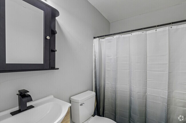 2BR, 1BA - 910SF - Bathroom