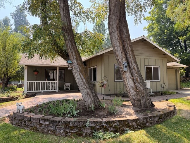 Building Photo - Hidden Gem in Midtown Bend – Utilities Included!
