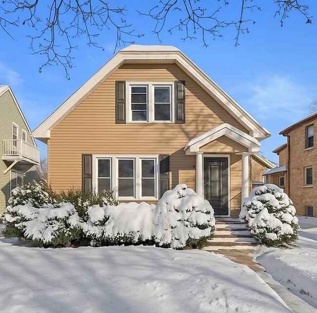 Building Photo - Fully Furnished 1BR + Office | Travel Nurse Ready | 30+ Day Stays Near Milwaukee