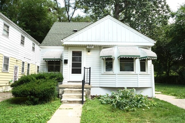 Building Photo - Renovated 3-Bedroom Home – We Welcome Sect...