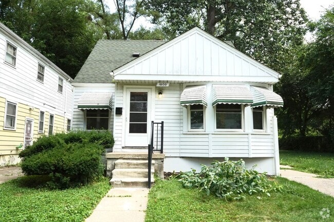 Building Photo - Renovated 3-Bedroom Home – We Welcome Sect...