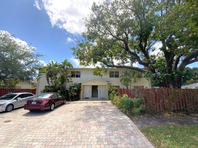 Photo - 530 NE 15th Ct