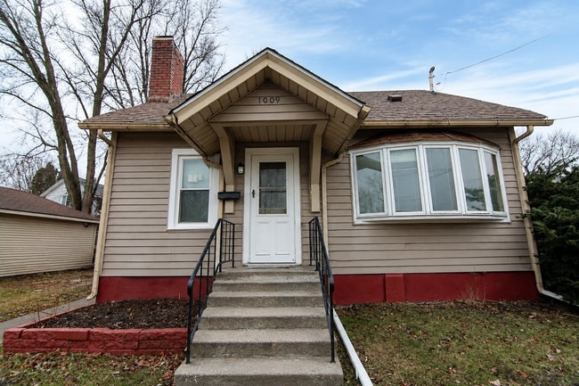 Building Photo - 2 Bedroom Home With Fenced Yard in Davenport!