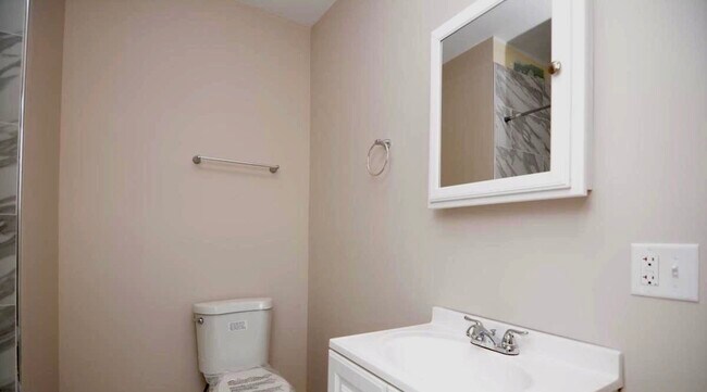 Baño 2 - 1447 W 17th St