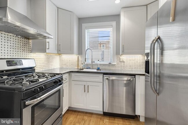 Building Photo - 313 Mercy St