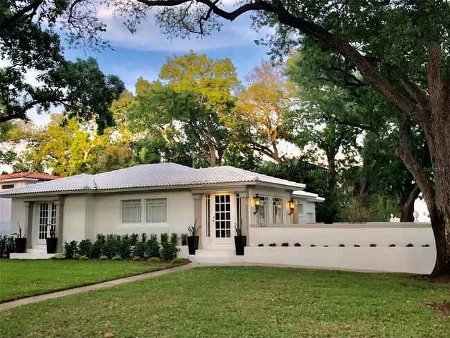 Building Photo - 1801 Beach Dr NE