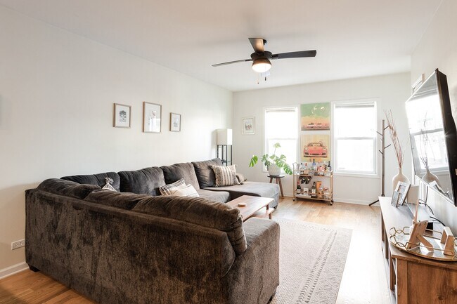 Photo - 321 W Schiller St Unit #  01