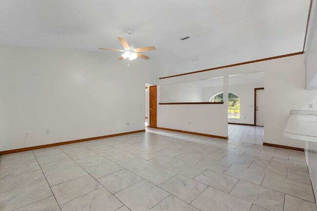 Photo - Spacious 3-bed/2-bath Home for Rent in Sil...
