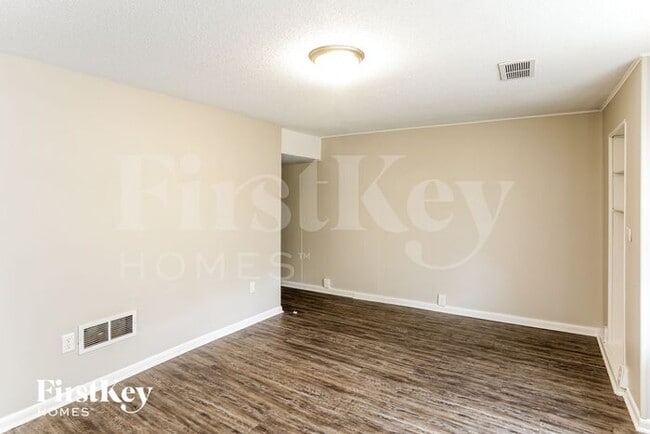 Photo - 815 Rowell St