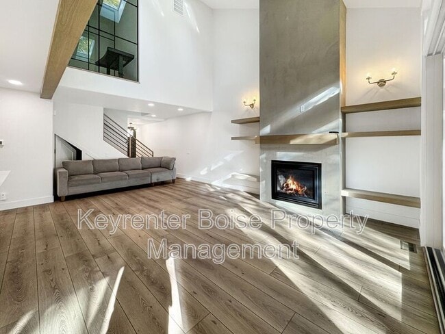 Photo - 832 E Riverpark Ln
