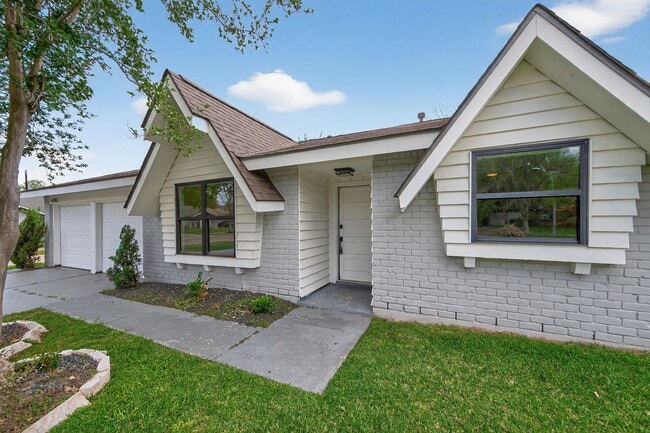 Photo - 5743 Ludington Dr