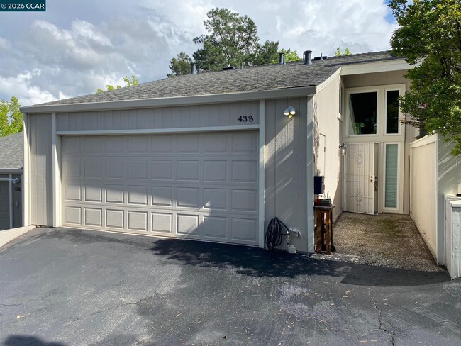 Photo - 438 Ridgeview Dr