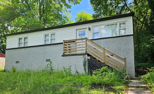 Building Photo - *Knoxville 37915 - 3 bedroom, 2 bath home - Contact Brad Croisdale (865) 805-9964
