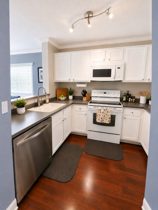 Kitchen - 7565 Charmant Dr Unit 602