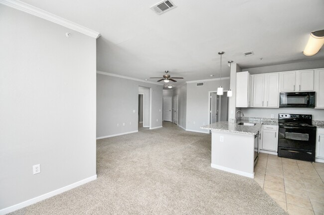 Building Photo - 6777 Sommerall Dr Unit 1435