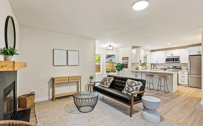 Photo - 13619 Sandy Point E NW