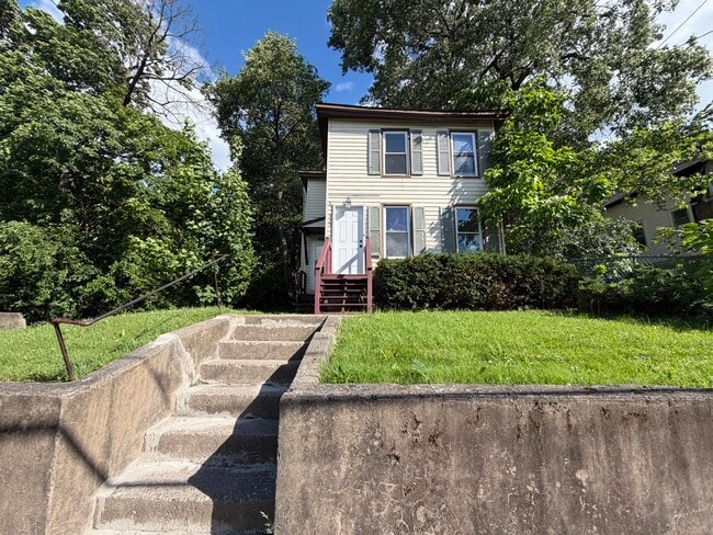 Building Photo - 322 Shuart Ave Unit 2