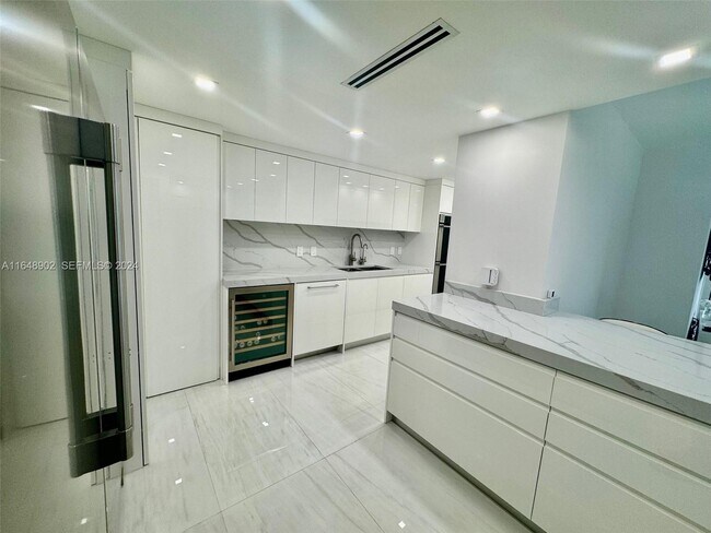 9801 Collins Ave Unit 5U