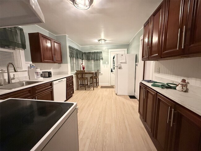 Photo - 498 Grand Ave