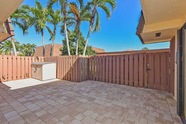 Photo - 11 Atrium Cir