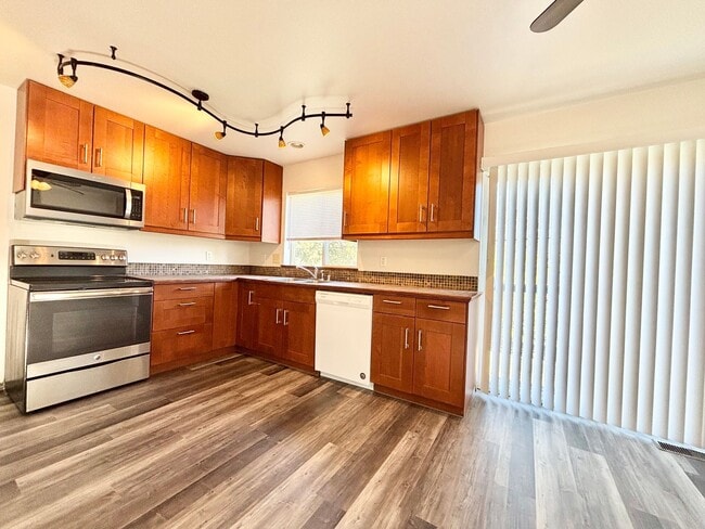 Building Photo - 4 Bedroom 3 1/2 Bath Condo in Hawks Ridge