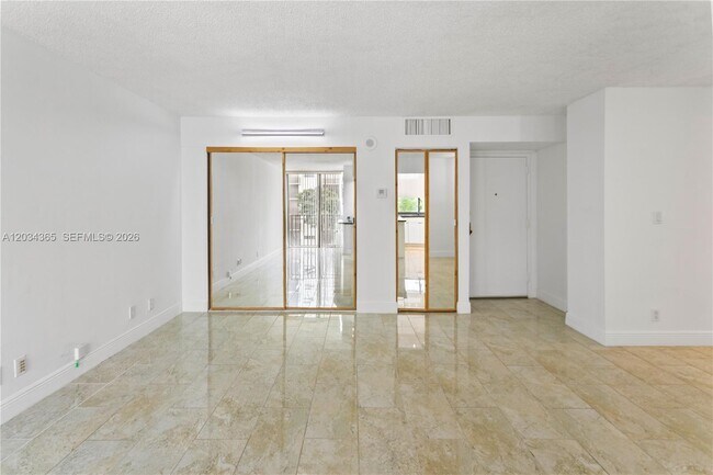 Photo - 17021 N Bay Rd Unidad 429