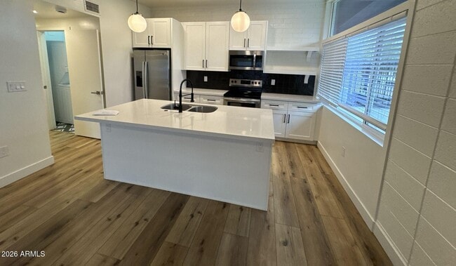Building Photo - 6626 E Cheery Lynn Rd Unit 1006