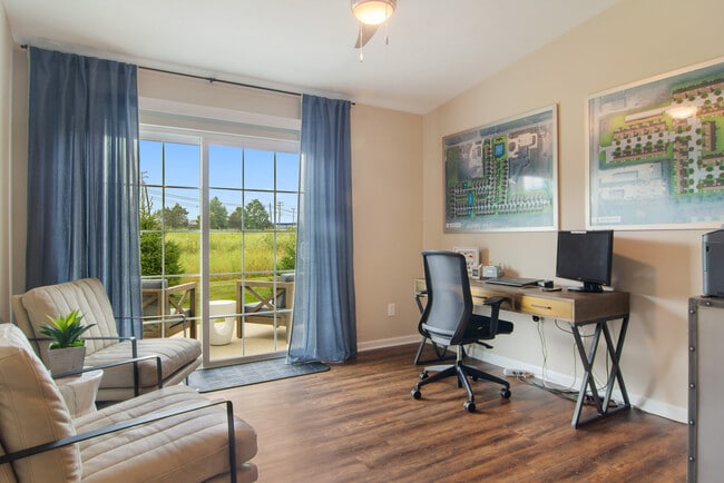 Espacio flexible para oficina, sala de pasatiempos y más - Redwood Noblesville Webster Drive