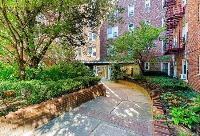 Building Photo - 62-59 108th St Unit 7B