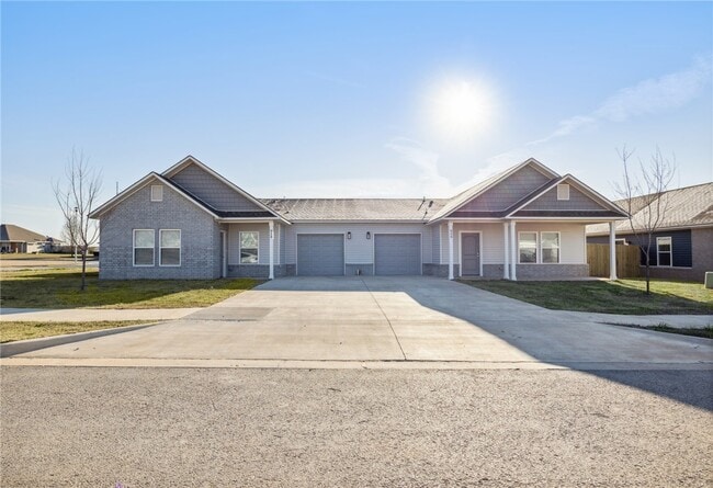 Building Photo - 802 Vly Oaks Ln