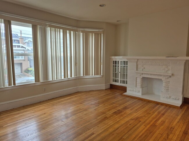 Building Photo - 1370 20th Ave Unit 1370