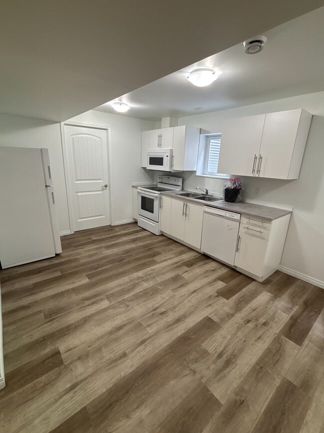 Building Photo - 12521-12577 77 St NW Unit 12521 - Bsmt