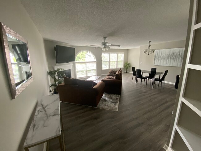 Sala de estar, comedor y cocina de concepto abierto. - 4305 Timberbrooke Dr