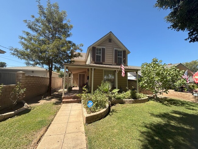 Charming 2 Bedroom 1 Bath Close to Downtown - Charming 2 Bedroom 1 Bath Close to Downtown Condo Unit Upper