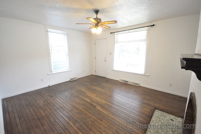 living room - 2179 Summit St