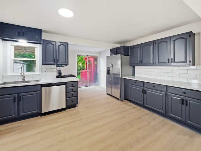 Building Photo - 326 Burroughs Ave