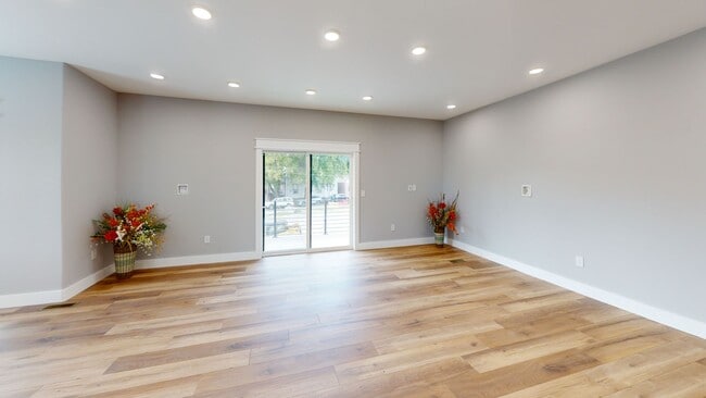 1207 Hedge Ave