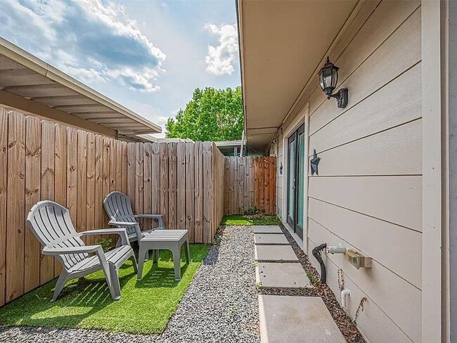 Building Photo - 14688 Perthshire Rd Unit C Rental