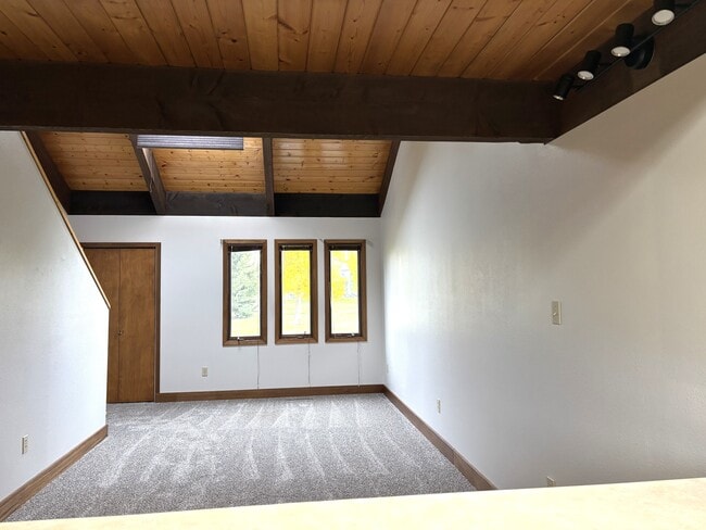 Photo - 315 Heather Ln