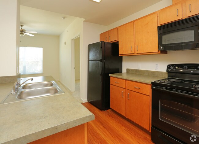 2BR,2BA/860SF/Kitchen
