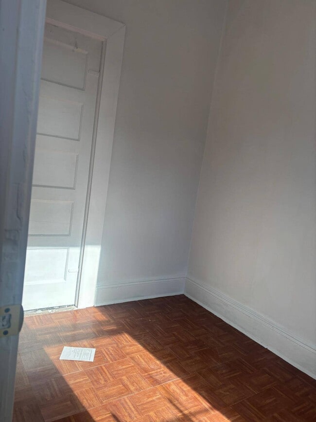 Photo - 88-13 Jamaica Ave