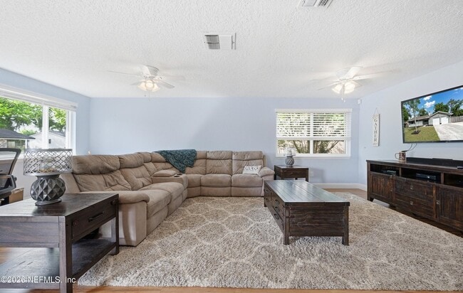 Photo - 972 Dostie Cir