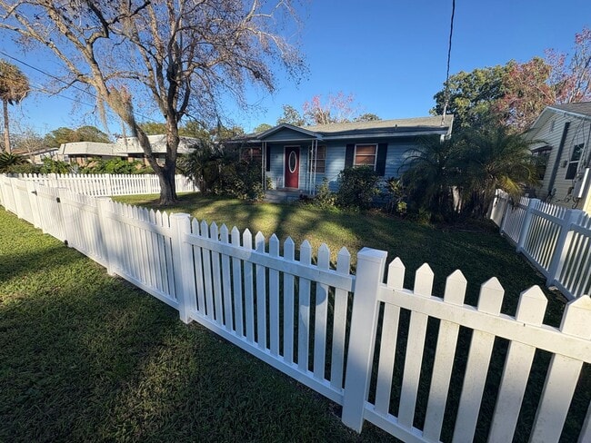 Building Photo - Tavares 2 Bed 1 Bath w/ Den!