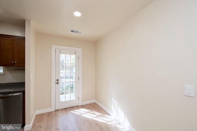 Photo - 2812 S Wakefield St Unit B