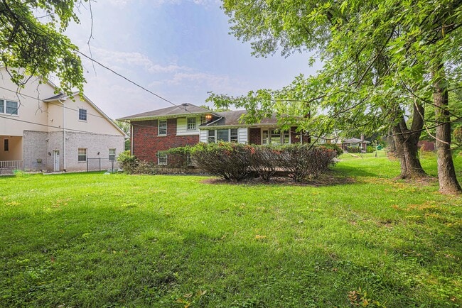 Photo - 2302 Farringdon Rd